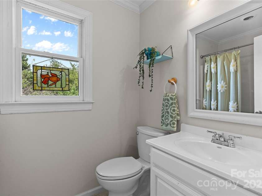 2359 Fernridge Lane, Matthews, NC 28105.  MLS# CAR4296338, YatesRealty ID 35175. Upstairs full hall bath