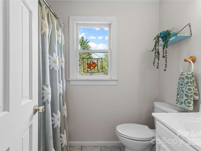 2359 Fernridge Lane, Matthews, NC 28105.  MLS# CAR4296338, YatesRealty ID 35175. Upstairs full hall bath