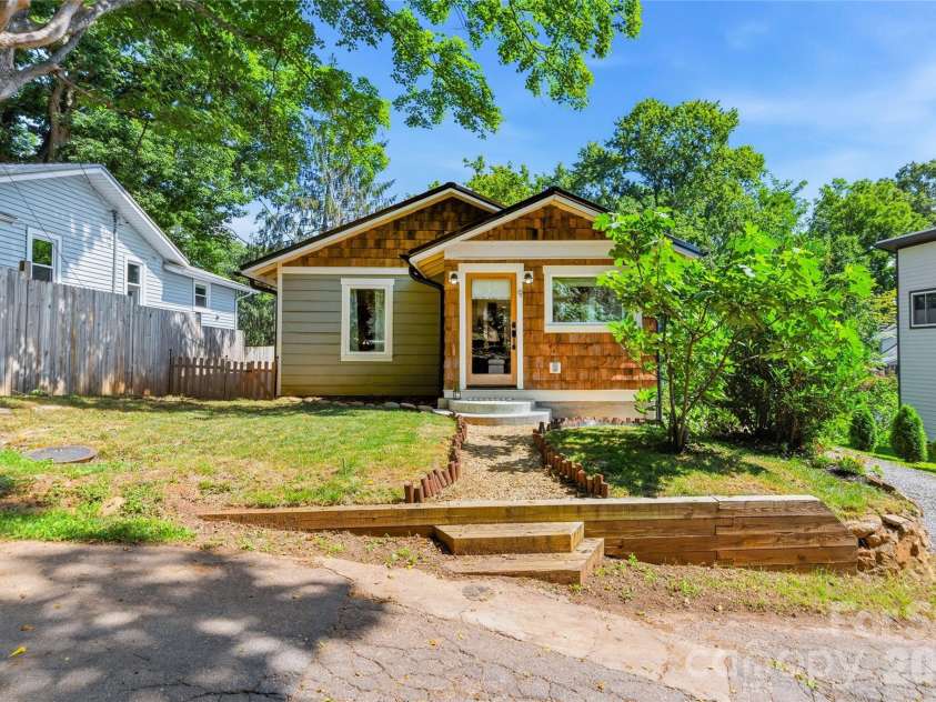 9 Bramlett Court, Asheville, NC 28806.  MLS# CAR4395121, YatesRealty ID 35178. 