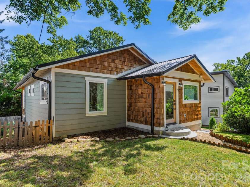 9 Bramlett Court, Asheville, NC 28806.  MLS# CAR4395121, YatesRealty ID 35178. 