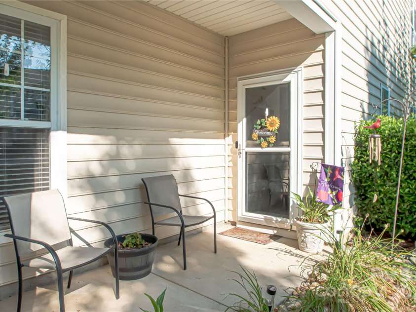 1304 Hammond Drive, Matthews, NC 28104.  MLS# CAR4289599, YatesRealty ID 35179. Front Porch
