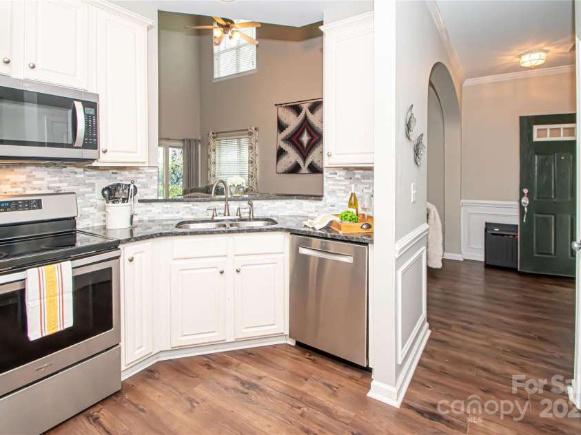 1304 Hammond Drive, Matthews, NC 28104.  MLS# CAR4289599, YatesRealty ID 35179. Kitchen
