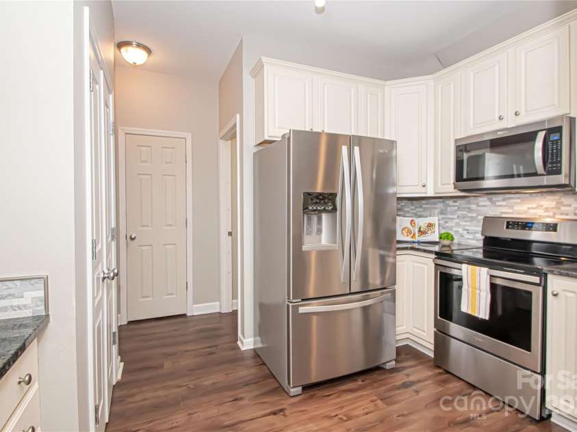 1304 Hammond Drive, Matthews, NC 28104.  MLS# CAR4289599, YatesRealty ID 35179. Kitchen