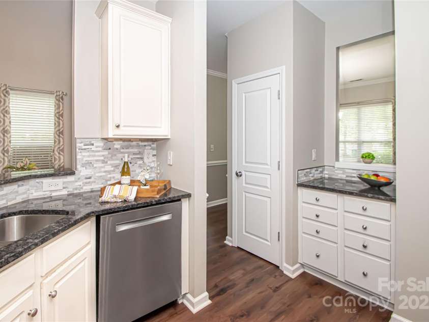 1304 Hammond Drive, Matthews, NC 28104.  MLS# CAR4289599, YatesRealty ID 35179. Kitchen