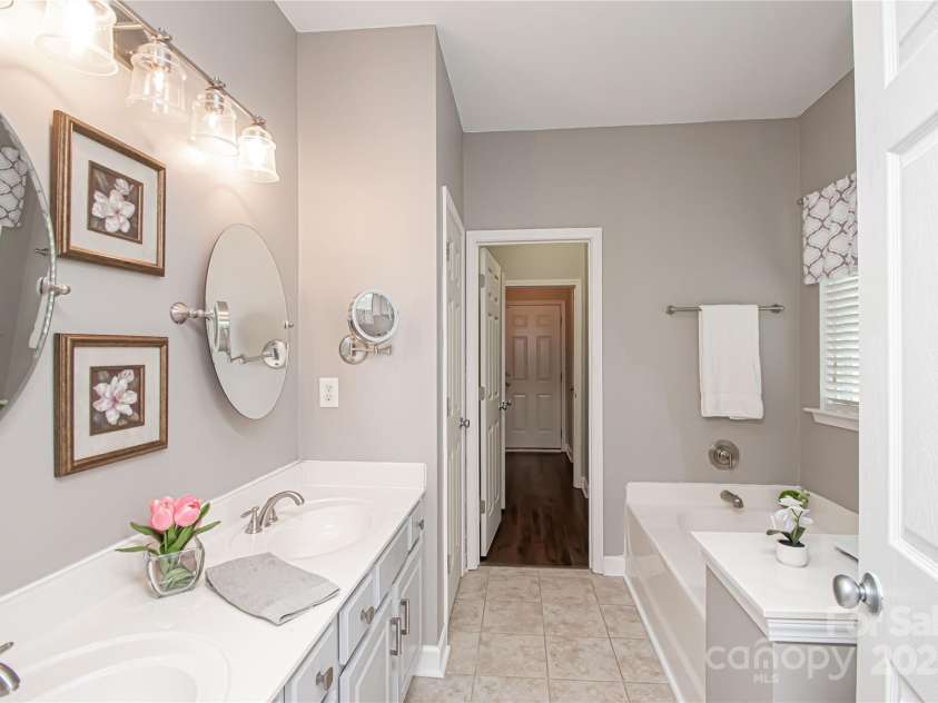 1304 Hammond Drive, Matthews, NC 28104.  MLS# CAR4289599, YatesRealty ID 35179. Primary Bathrrom