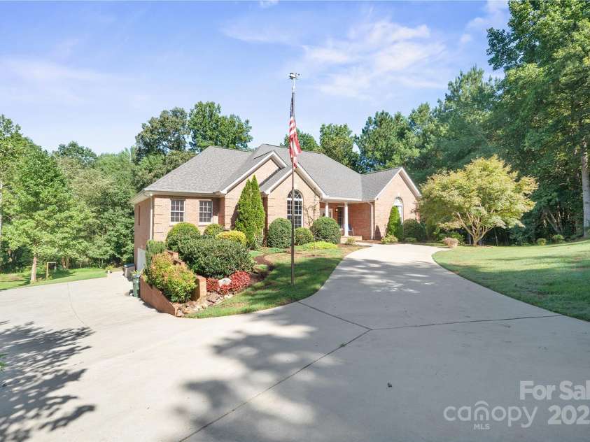 5025 Woodwinds Drive, Hickory, NC 28601.  MLS# CAR4294677, YatesRealty ID 35182. 