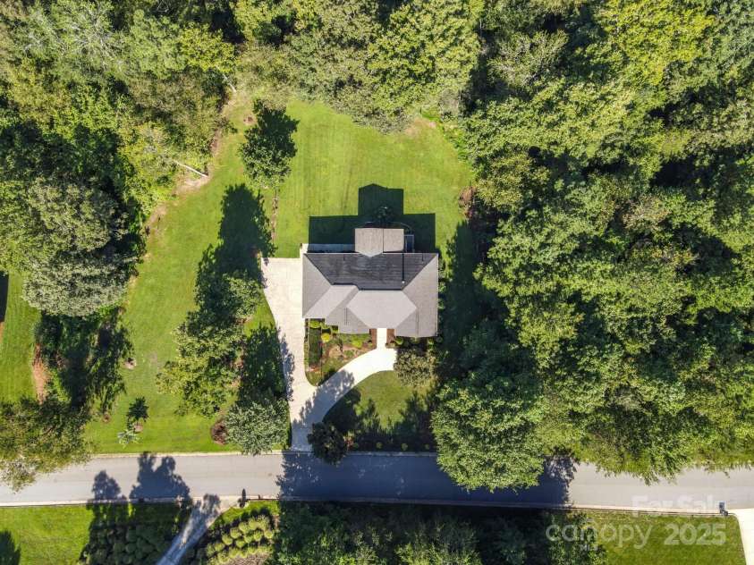 5025 Woodwinds Drive, Hickory, NC 28601.  MLS# CAR4294677, YatesRealty ID 35182. 