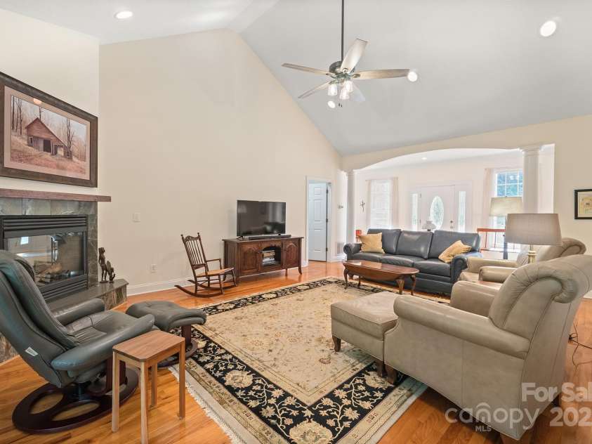 5025 Woodwinds Drive, Hickory, NC 28601.  MLS# CAR4294677, YatesRealty ID 35182. 