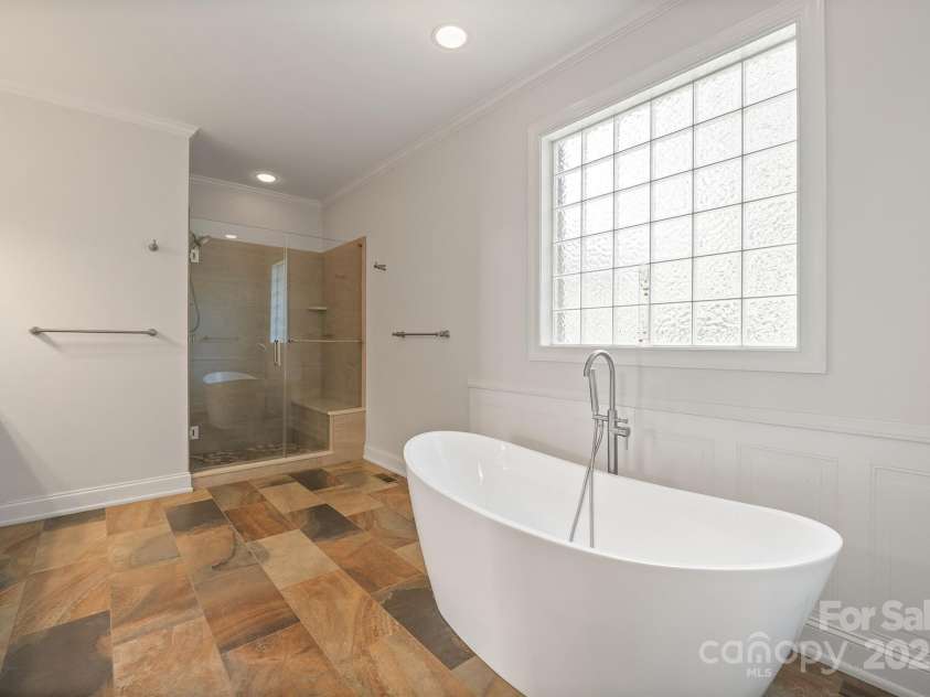 5025 Woodwinds Drive, Hickory, NC 28601.  MLS# CAR4294677, YatesRealty ID 35182. 
