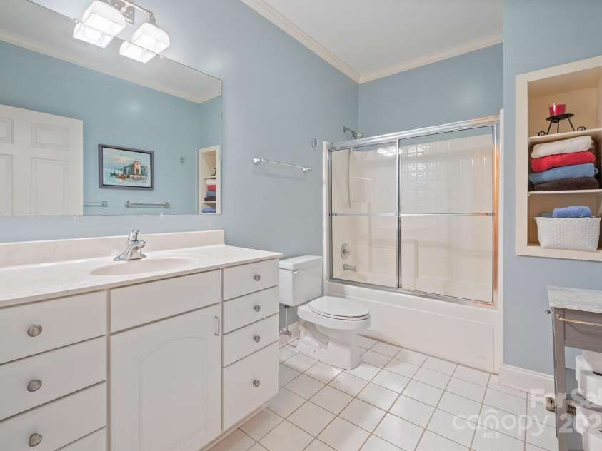 5025 Woodwinds Drive, Hickory, NC 28601.  MLS# CAR4294677, YatesRealty ID 35182. 