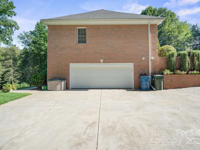 5025 Woodwinds Drive, Hickory, NC 28601.  MLS# CAR4294677, YatesRealty ID 35182. 