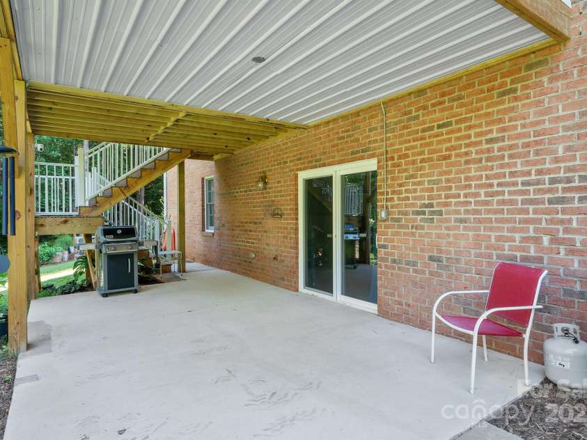 5025 Woodwinds Drive, Hickory, NC 28601.  MLS# CAR4294677, YatesRealty ID 35182. 