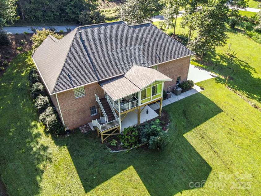 5025 Woodwinds Drive, Hickory, NC 28601.  MLS# CAR4294677, YatesRealty ID 35182. 