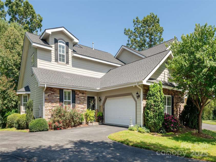 287 Towne Place Drive, Hendersonville, NC 28792.  MLS# CAR4296250, YatesRealty ID 35183. 