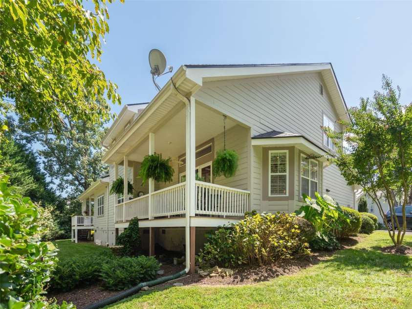 287 Towne Place Drive, Hendersonville, NC 28792.  MLS# CAR4296250, YatesRealty ID 35183. 