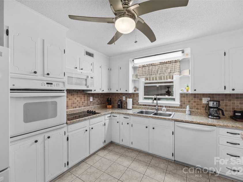 1945 Jim McCarter Road, Clover, SC 29710.  MLS# CAR4272277, YatesRealty ID 35184. Kitchen