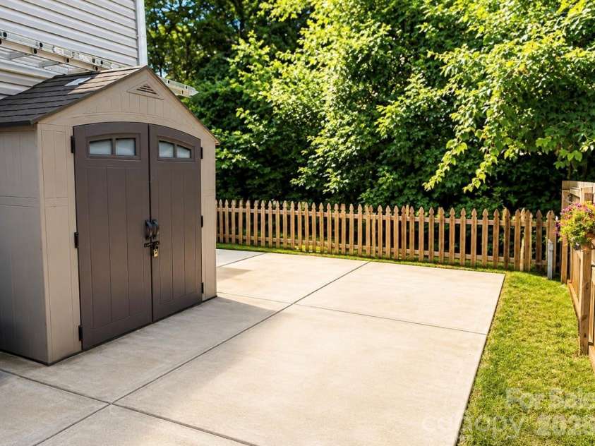413 Peachtree Road, Charlotte, NC 28216.  MLS# CAR4400432, YatesRealty ID 35184. 
