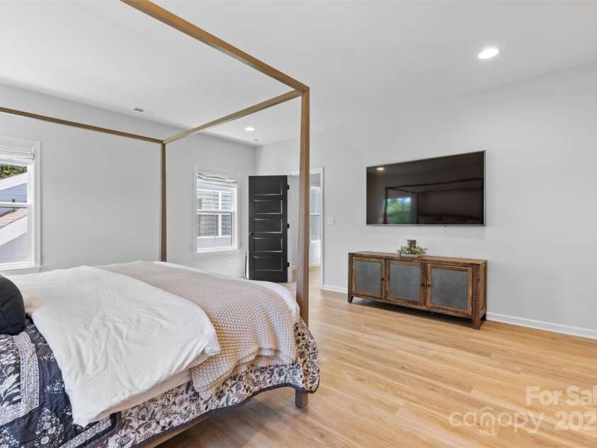 18027 Wilbanks Drive, Charlotte, NC 28278.  MLS# CAR4274393, YatesRealty ID 35186. 