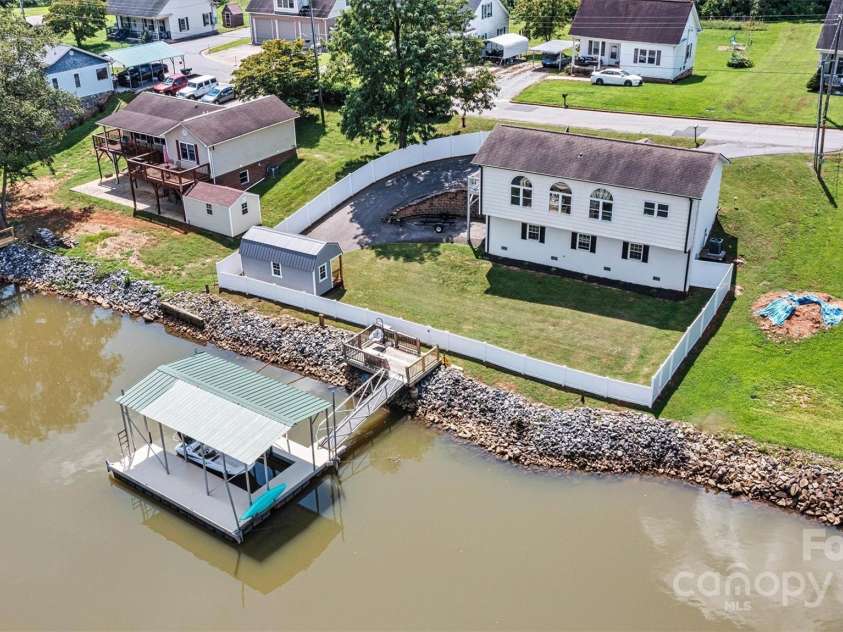 209 Catawba Avenue, Hickory, NC 28601.  MLS# CAR4294357, YatesRealty ID 35187. 107'  Lake Frontage