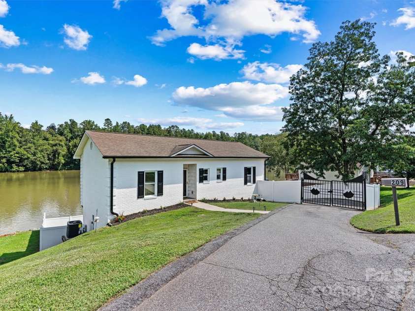209 Catawba Avenue, Hickory, NC 28601.  MLS# CAR4294357, YatesRealty ID 35187. Focused Front Drive