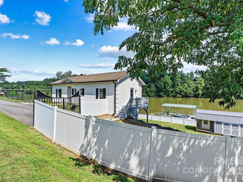 209 Catawba Avenue, Hickory, NC 28601.  MLS# CAR4294357, YatesRealty ID 35187. Focused Side View