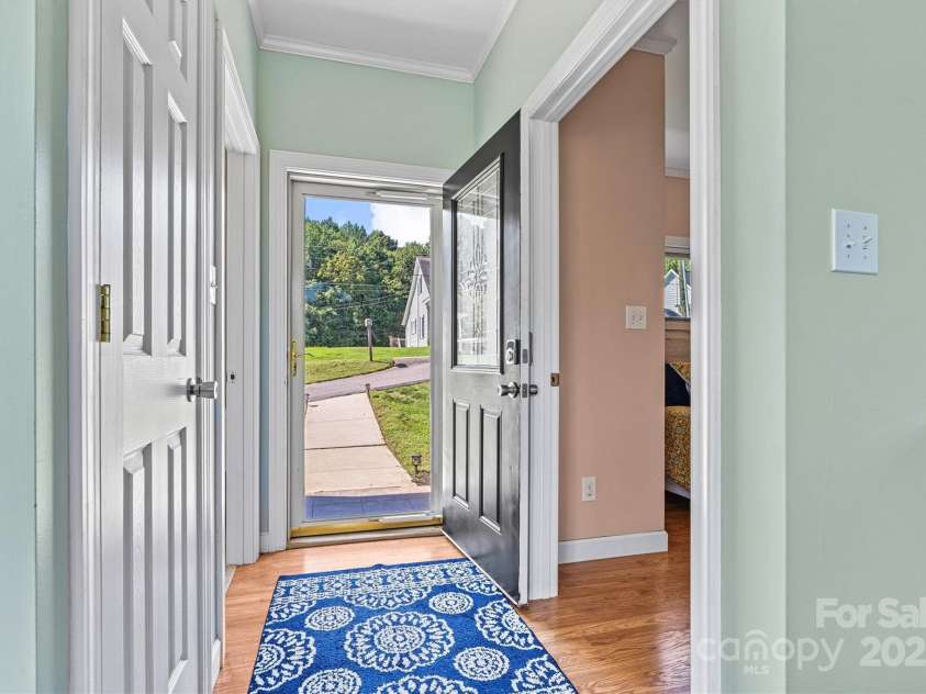 209 Catawba Avenue, Hickory, NC 28601.  MLS# CAR4294357, YatesRealty ID 35187. Front Entry View