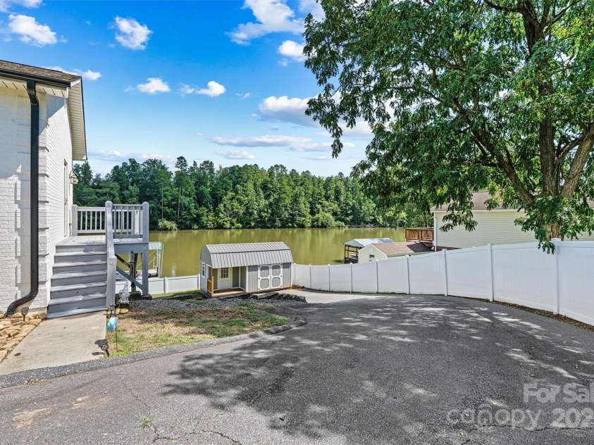 209 Catawba Avenue, Hickory, NC 28601.  MLS# CAR4294357, YatesRealty ID 35187. Spacious Drive/Building View
