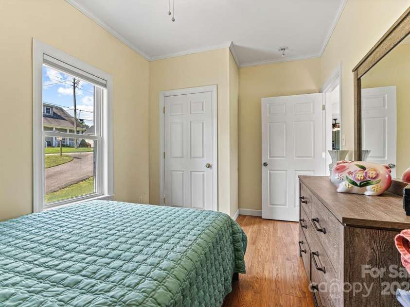 209 Catawba Avenue, Hickory, NC 28601.  MLS# CAR4294357, YatesRealty ID 35187. Split Bedroom Plan/Entry View