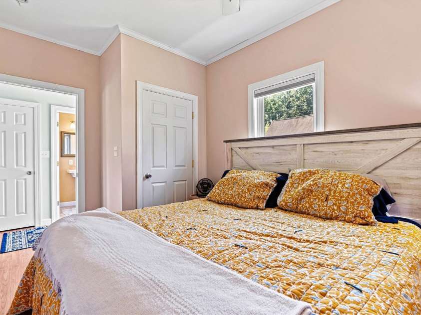 209 Catawba Avenue, Hickory, NC 28601.  MLS# CAR4294357, YatesRealty ID 35187. Split Bedroom/Entry View