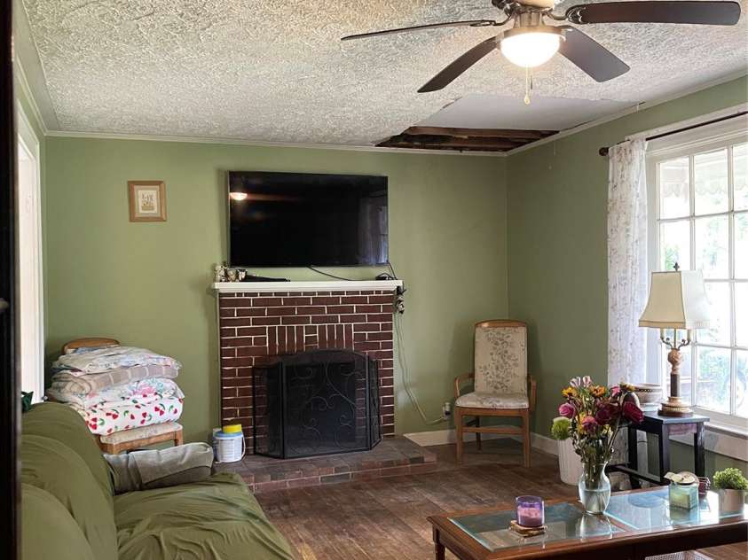 1040 19th Street, Hickory, NC 28601.  MLS# CAR4295253, YatesRealty ID 35188. 