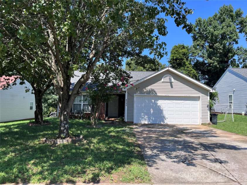 8204 Lamplighter Place, Charlotte, NC 28217.  MLS# CAR4294992, YatesRealty ID 35190. 