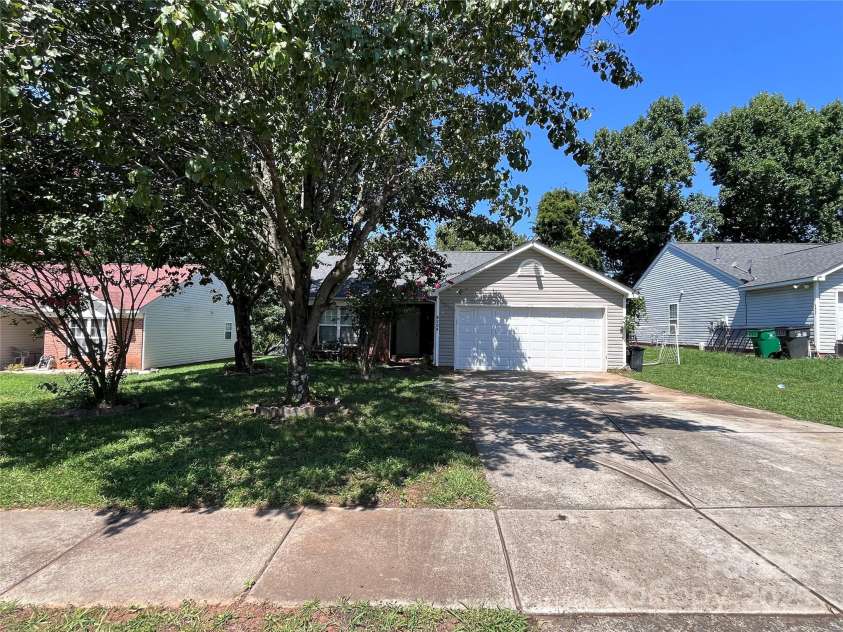 8204 Lamplighter Place, Charlotte, NC 28217.  MLS# CAR4294992, YatesRealty ID 35190. 