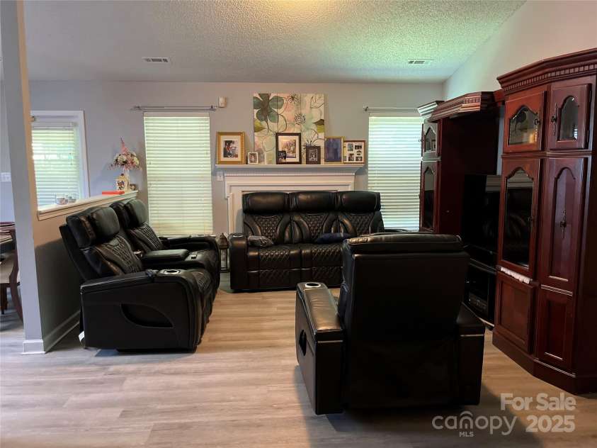 8204 Lamplighter Place, Charlotte, NC 28217.  MLS# CAR4294992, YatesRealty ID 35190. 