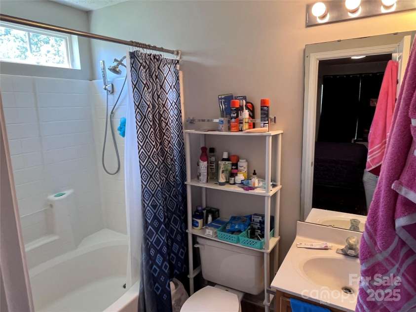 8204 Lamplighter Place, Charlotte, NC 28217.  MLS# CAR4294992, YatesRealty ID 35190. 