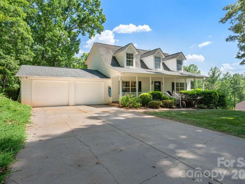843 J Street, Newton, NC 28658.  MLS# CAR4400683, YatesRealty ID 35190. 