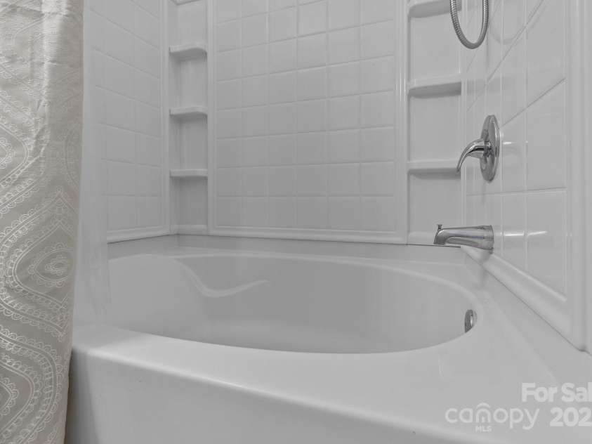 16930 Summers Walk Boulevard, Davidson, NC 28036.  MLS# CAR4257376, YatesRealty ID 35191. Garden tub