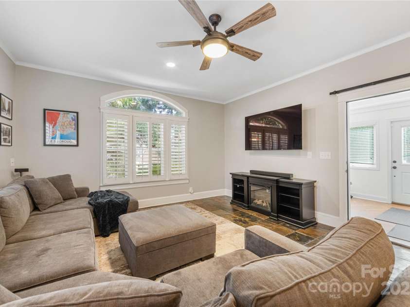 2029 Charlotte Drive, Charlotte, NC 28203.  MLS# CAR4288362, YatesRealty ID 35192. 