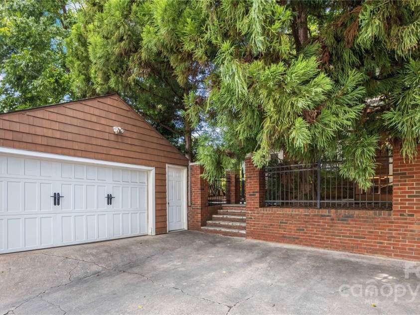 2029 Charlotte Drive, Charlotte, NC 28203.  MLS# CAR4288362, YatesRealty ID 35192. 