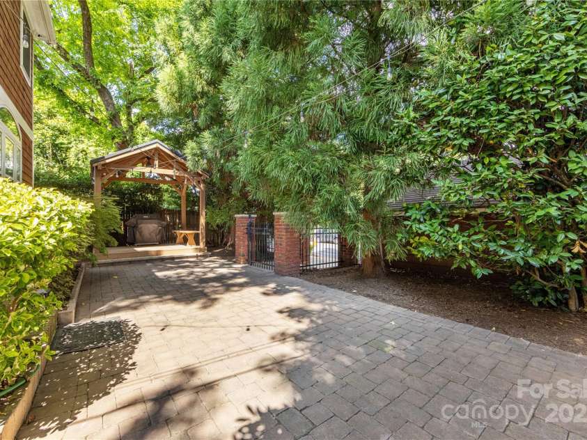 2029 Charlotte Drive, Charlotte, NC 28203.  MLS# CAR4288362, YatesRealty ID 35192. 