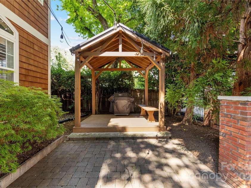 2029 Charlotte Drive, Charlotte, NC 28203.  MLS# CAR4288362, YatesRealty ID 35192. 