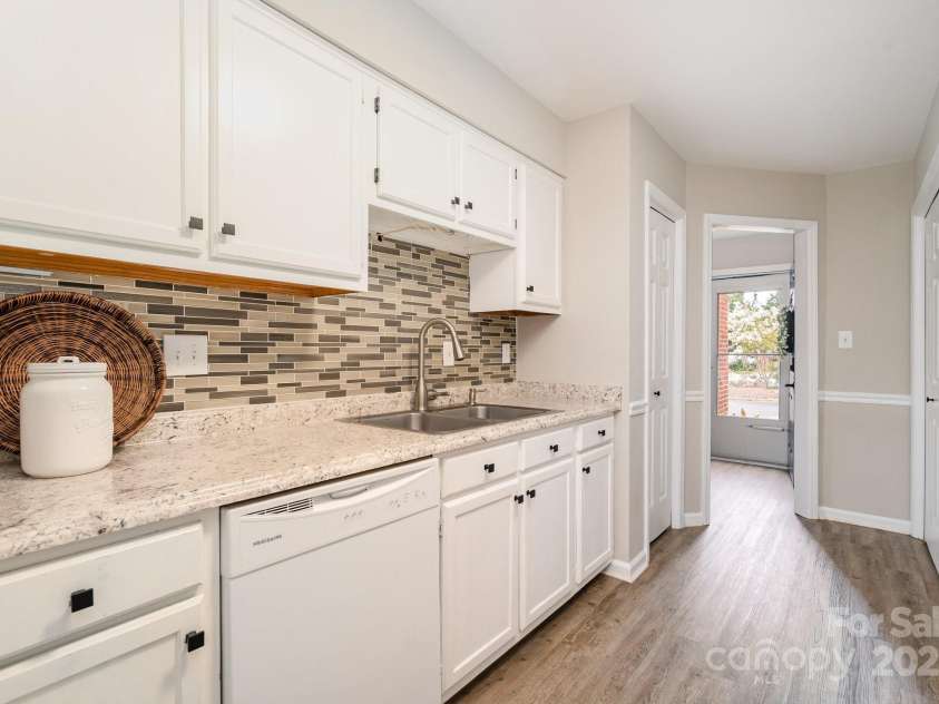 10929 Winterbourne Court, Charlotte, NC 28277.  MLS# CAR4296460, YatesRealty ID 35194. Kitchen