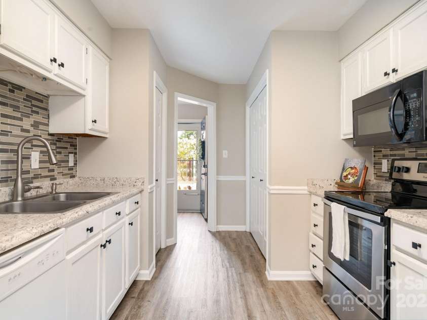 10929 Winterbourne Court, Charlotte, NC 28277.  MLS# CAR4296460, YatesRealty ID 35194. Kitchen
