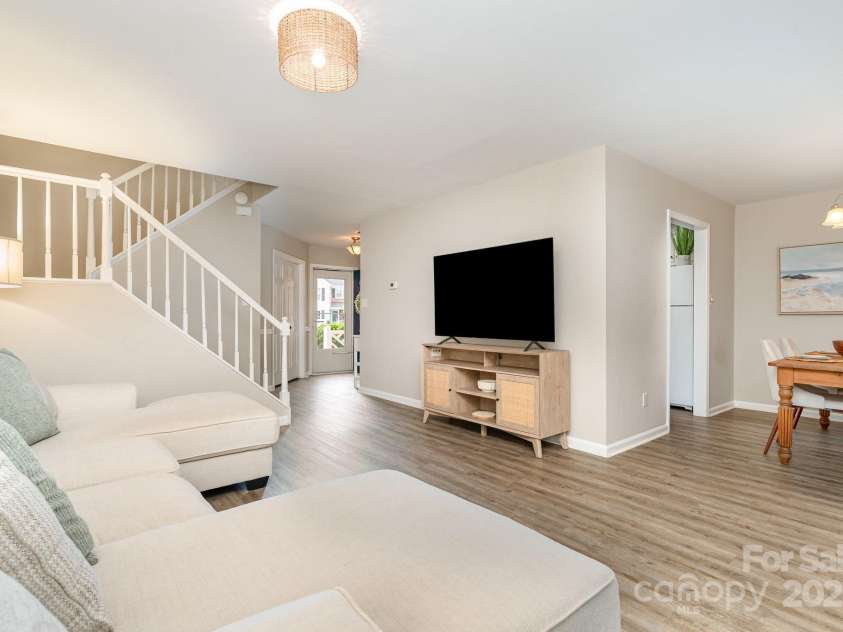 10929 Winterbourne Court, Charlotte, NC 28277.  MLS# CAR4296460, YatesRealty ID 35194. Living Room