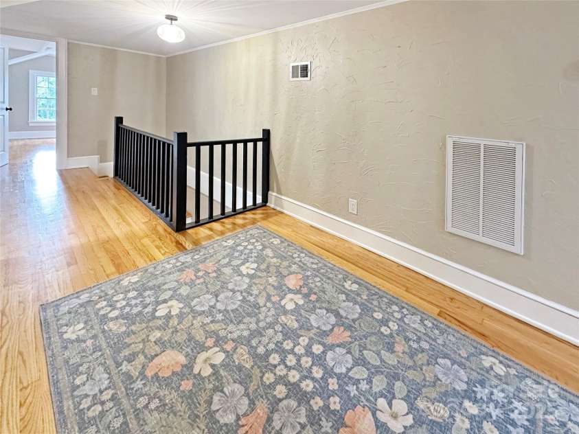 317 8th Street, Hickory, NC 28601.  MLS# CAR4293571, YatesRealty ID 35197. Upstairs