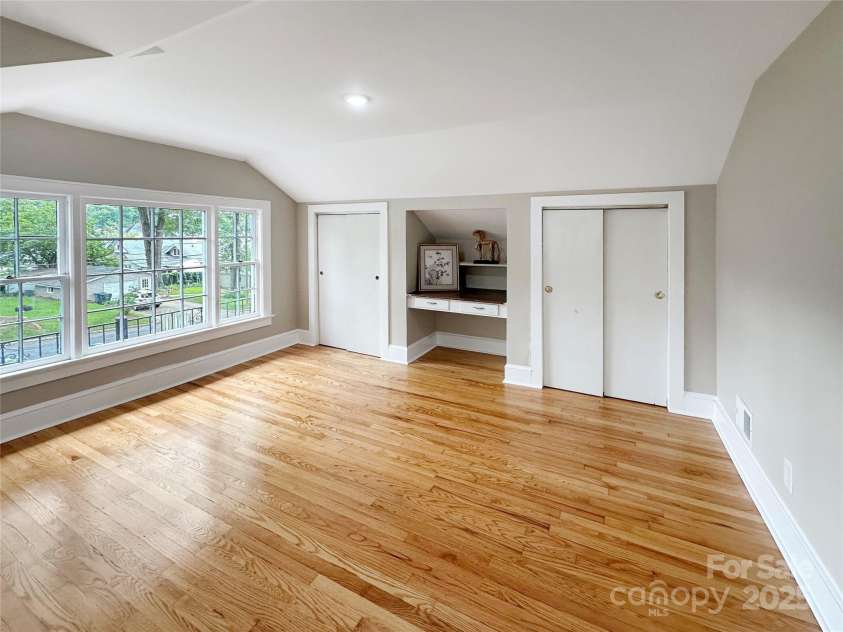 317 8th Street, Hickory, NC 28601.  MLS# CAR4293571, YatesRealty ID 35197. Upstairs 