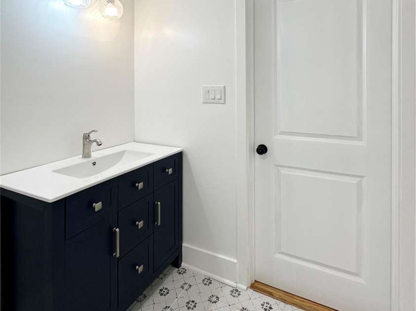 317 8th Street, Hickory, NC 28601.  MLS# CAR4293571, YatesRealty ID 35197. Upstairs 