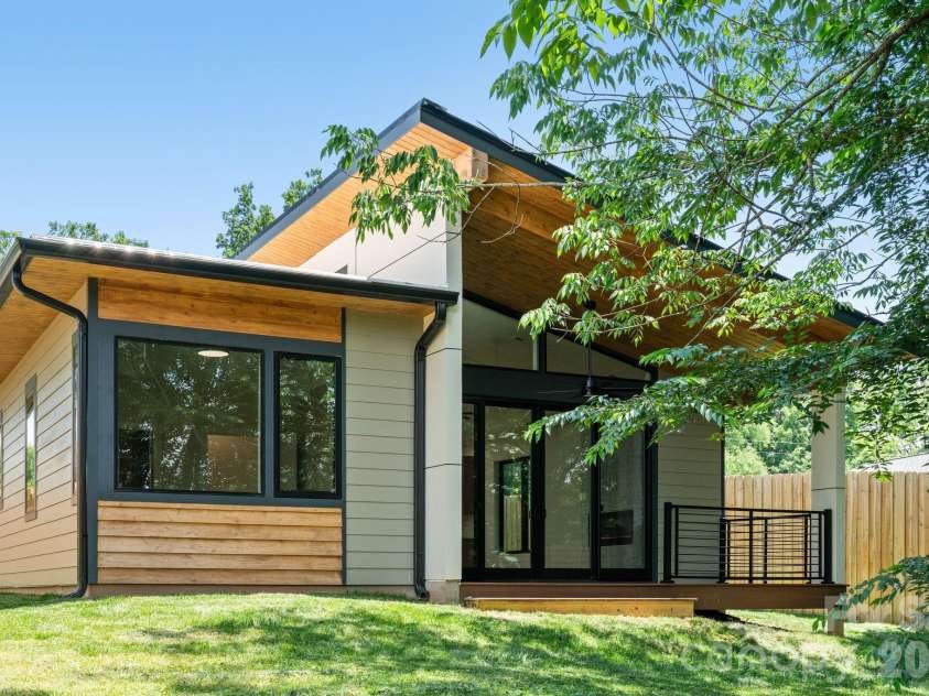 6 Sandhurst Drive, Asheville, NC 28806.  MLS# CAR4400768, YatesRealty ID 35199. 