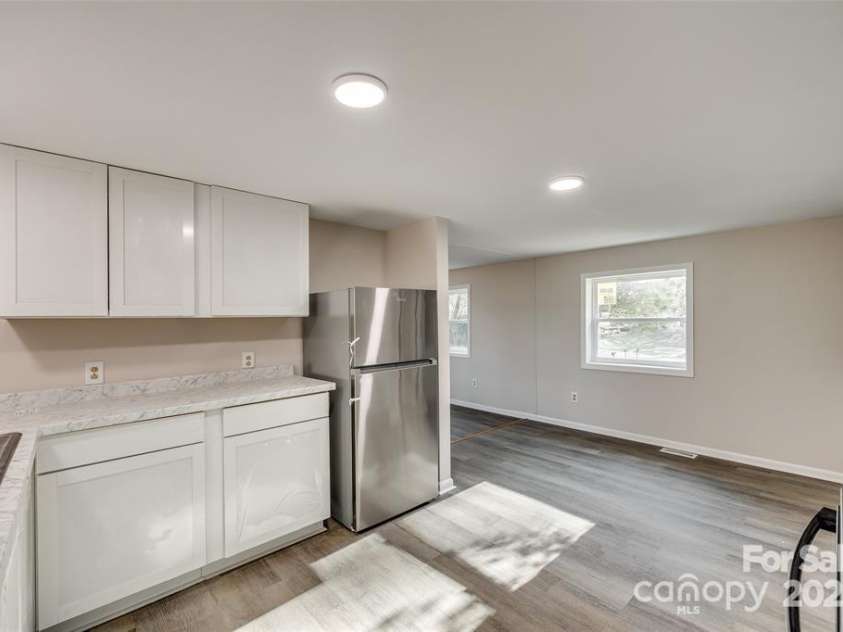 260 Amelia Drive, Fort Mill, SC 29715.  MLS# CAR4313275, YatesRealty ID 352. Kitchen 