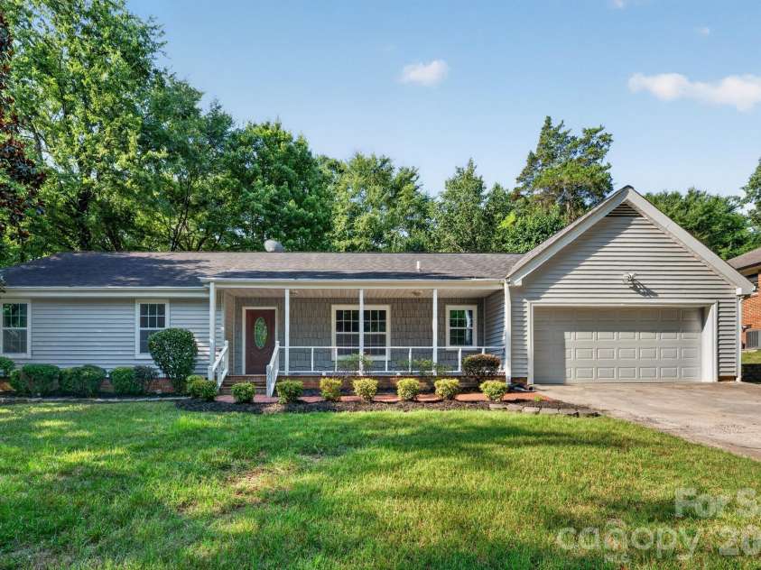 3909 Carmel Forest Drive, Charlotte, NC 28226.  MLS# CAR4395578, YatesRealty ID 35201. 