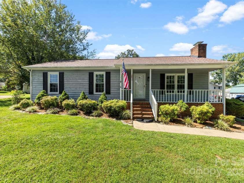 2411 Winterfield Drive, Gastonia, NC 28056.  MLS# CAR4297530, YatesRealty ID 35204. 